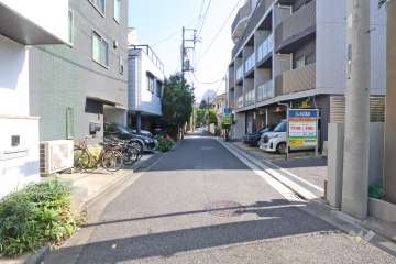 敷地東側の前面道路（北側から）