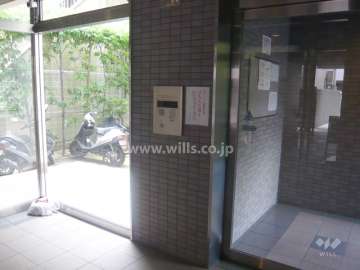 エントランスはオートロック付きです。