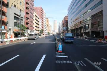敷地北東側の前面道路(東側から)