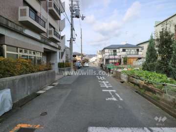 物件の東側前面道路(南側から)