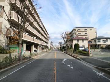 物件の南側前面道路(西側から)