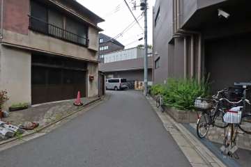 敷地西側の前面道路(南側から)