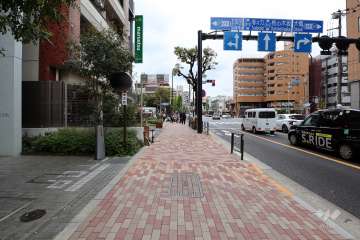 敷地北側の前面道路（東側から）