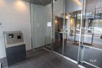 エントランスはオートロック付きです。