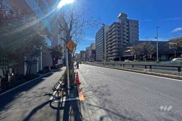 敷地の南西側前面道路(北西側から)