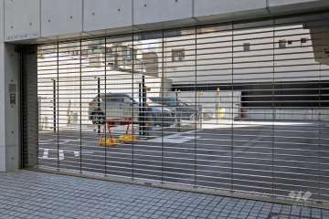 シャッター付き敷地内駐車場（屋外機械式）