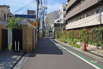 敷地西側の前面道路(南側から)
