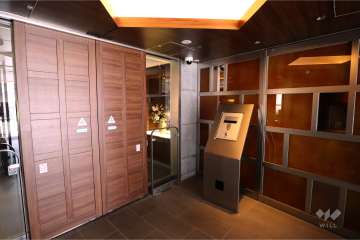 エントランスはオートロック付きです。