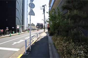 敷地北東側の前面道路(北西側から)