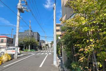 敷地西側の前面道路　