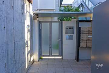 エントランスはオートロック付きです。