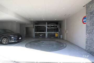 敷地内駐車場（屋内平面式と屋内機械式）　