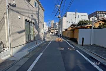 敷地西側の前面道路（南側から）