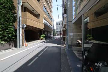 敷地南東側の前面道路(南西側から)