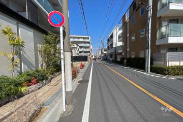 敷地東側の前面道路（南側から）
