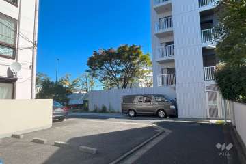 敷地北側の前面道路（西側から）