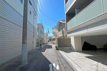 敷地東側の前面道路（北側から）