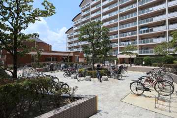 敷地内の広場兼駐輪スペース