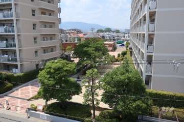 A棟とB棟との間の共用スペース