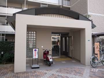 B棟のエントランス