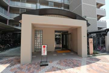 B棟のエントランス