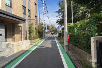 敷地の南東側前面道路（南西側から）