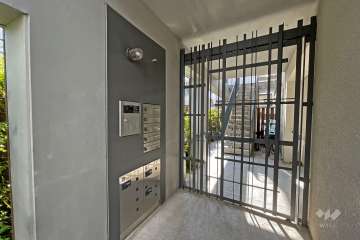 エントランスはオートロック付きです。