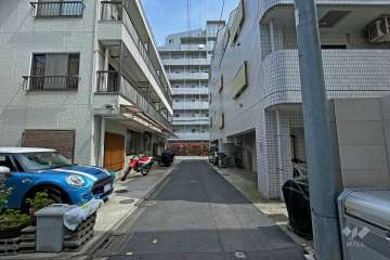 敷地北東側の前面道路（南西側から）