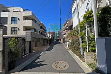 敷地西側の前面道路（西側から）