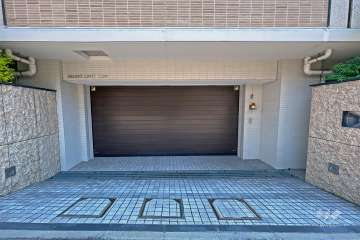 駐車場の出入り口（自動シャッター付き）