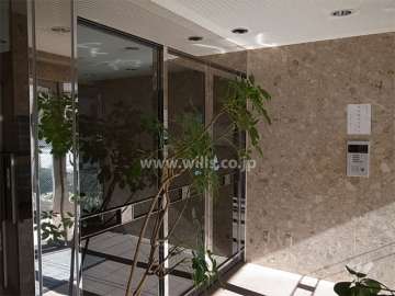 エントランスはオートロック付きです。