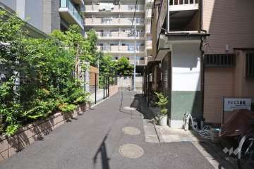 敷地北東側の前面道路（南東側から）