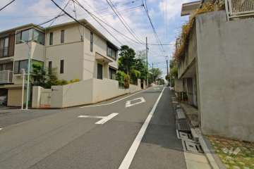 敷地北側の前面道路（西側から）