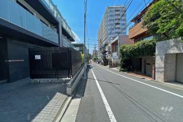 敷地北側の前面道路（東側から）