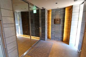 エントランスはオートロック付きです。