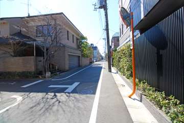 敷地東側の前面道路