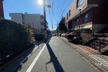 敷地北東側の前面道路（北西側から）