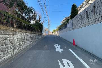 敷地北西側の前面道路（北東側から）