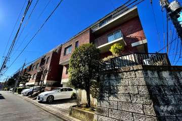 コート諏訪山の外観（北西側から）