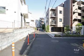 敷地北東側の前面道路（北西側から）