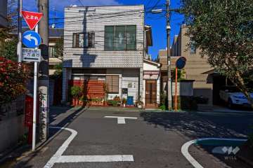 敷地西側の前面道路（南側から）