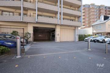 駐車場の出入り口（ロボットゲート付き）・敷地内駐車場（屋内機械式・屋外平面式）