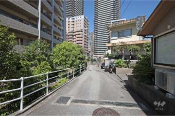 敷地南側の前面道路（西側から）