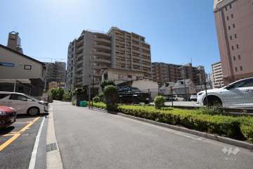 敷地南側の前面道路（東側から）