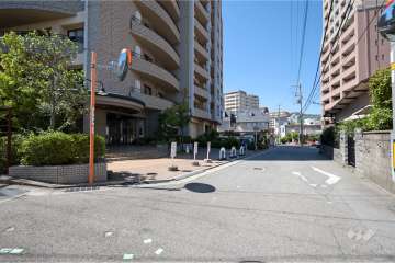 敷地東側の前面道路（南側から）