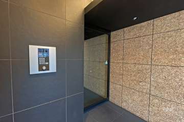 エントランスはオートロック付きです。