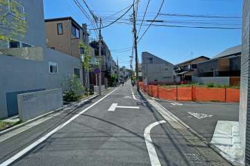 敷地北側の前面道路（東側から）