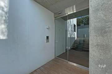 エントランスはオートロック付きです。