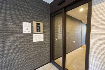 エントランスはオートロック付きです。