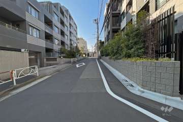 敷地東側の前面道路（北側から）